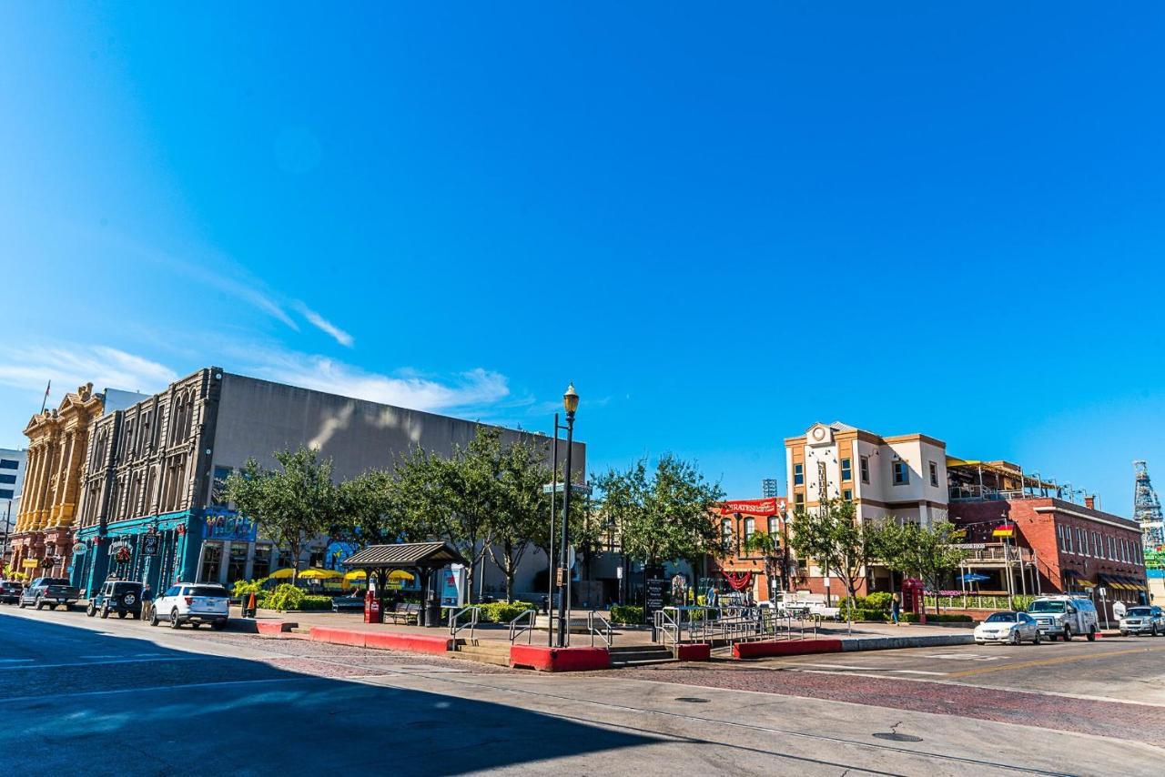 Blue Skies Ahead Quick Walk Into Town And Beach Galveston Luaran gambar