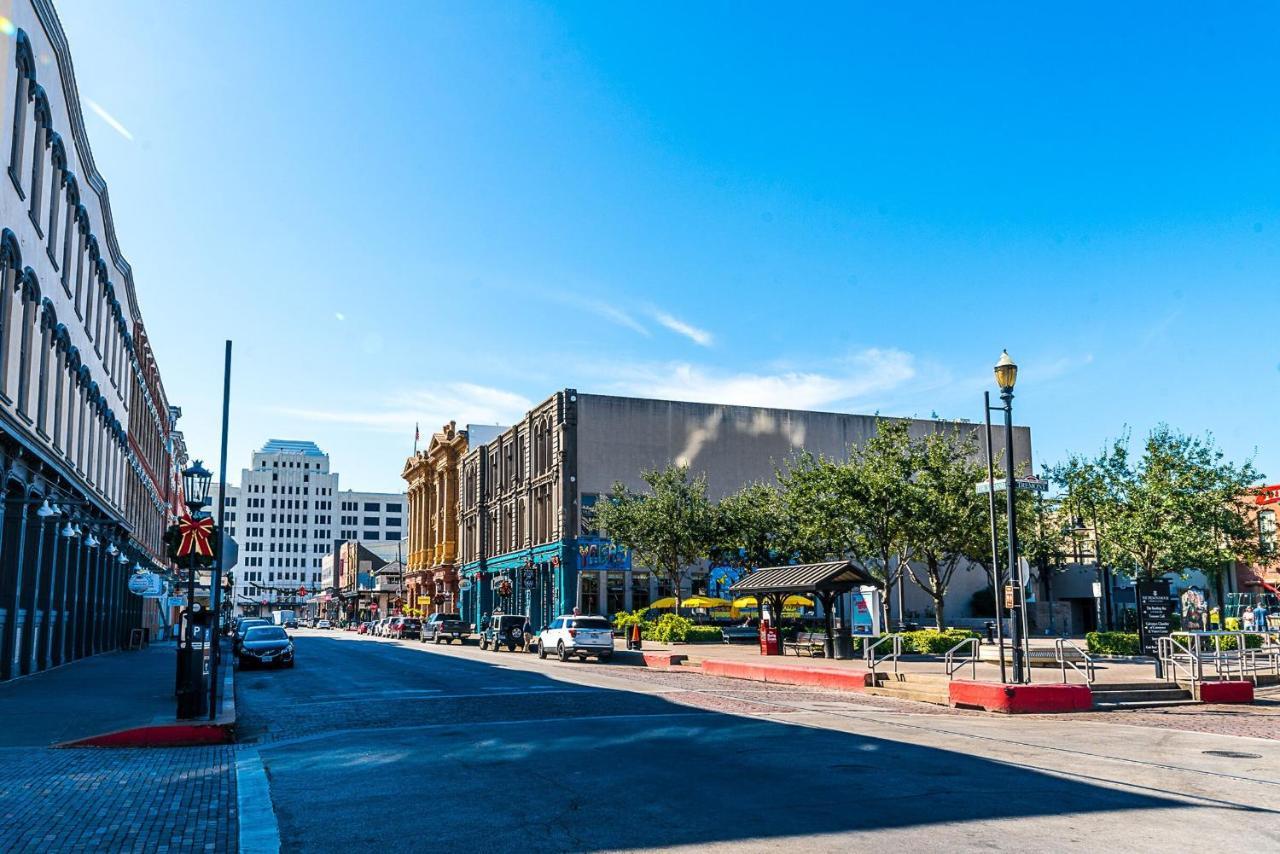 Blue Skies Ahead Quick Walk Into Town And Beach Galveston Luaran gambar